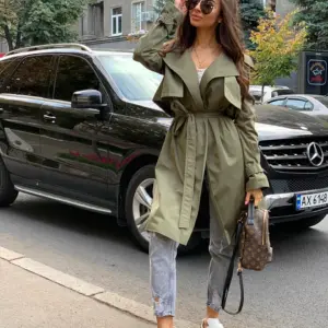 Тренч со спортивным костюмом