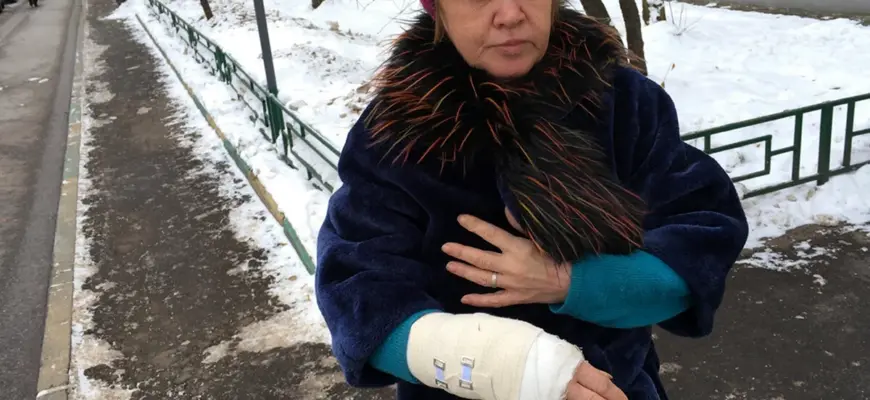 Зимняя одежда со сломанной рукой